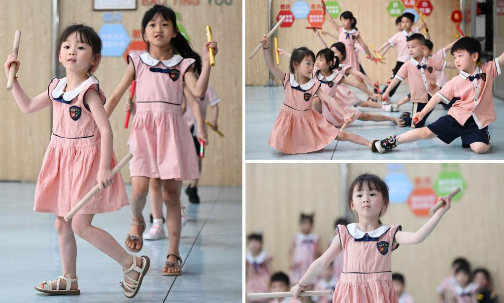 庄恩琪（前）在幼儿园练习跳英歌舞