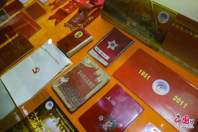 ▲草原英雄布德故居内景·布德同志的工作资料。中国网记者郑伟摄