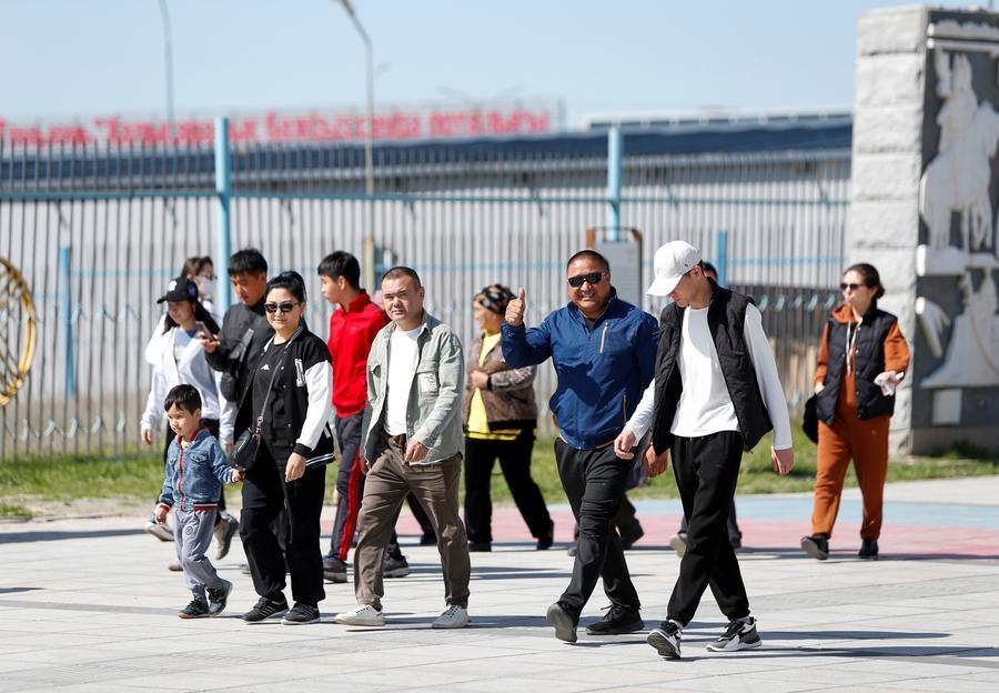 进入4月，随着气温回升，位于新疆伊犁哈萨克自治州霍尔果斯市的中哈霍尔果斯国际边境合作中心迎来边境游、跨境游、购物游客流高峰。新华社记者 陈朔 摄