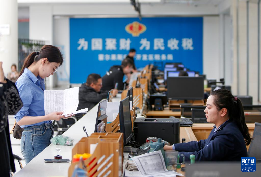 4月18日16时许，在霍尔果斯市政务服务中心，人们在办理税务业务。新华社记者 陈朔 摄