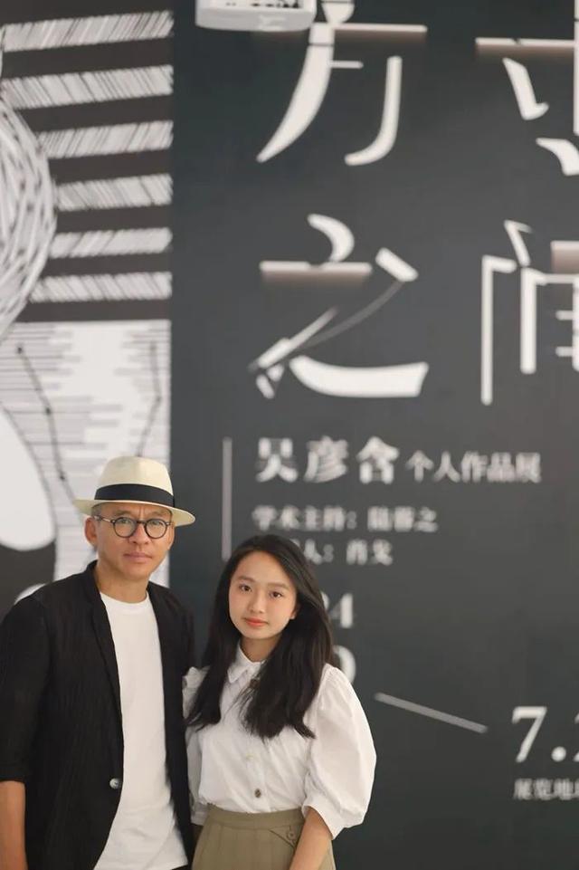 ▲ 吴彦含(右)与友人在展览现场