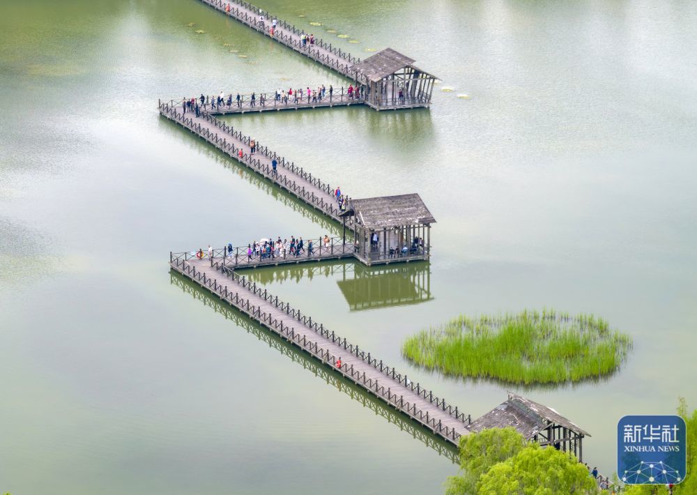 4月27日，游客在江苏省泰州市姜堰区溱湖国家湿地公园游玩（无人机照片）。新华社发（周社根摄）