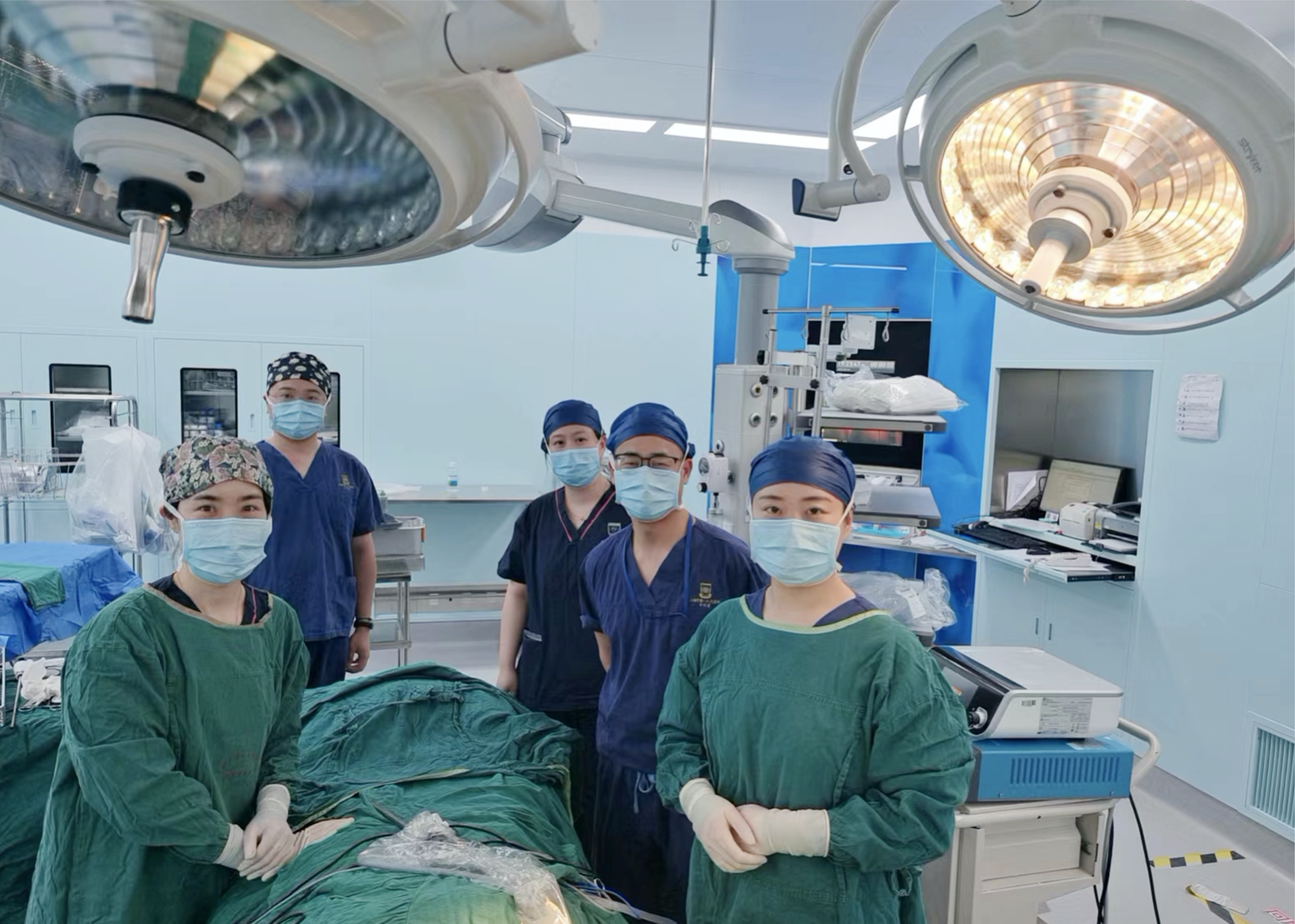 多学科团队为这名患者在一次手术中同时切除甲状旁腺肿瘤和甲状腺。上海市第一人民医院 供图