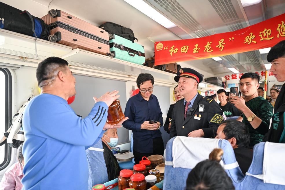 4月3日，7556次列车上拍摄的“流动巴扎”。新华社记者李响 摄