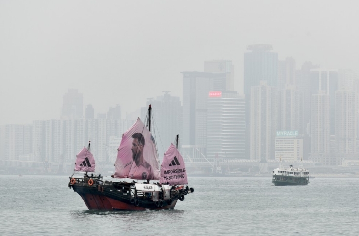 香港目前唯一仍在运行的古董中式观光帆船鸭灵号，因应梅西访港，亦换上了梅西人像的粉红色主帆，鸭灵号变身“梅西号”畅游维港。图片来源：香港星岛网