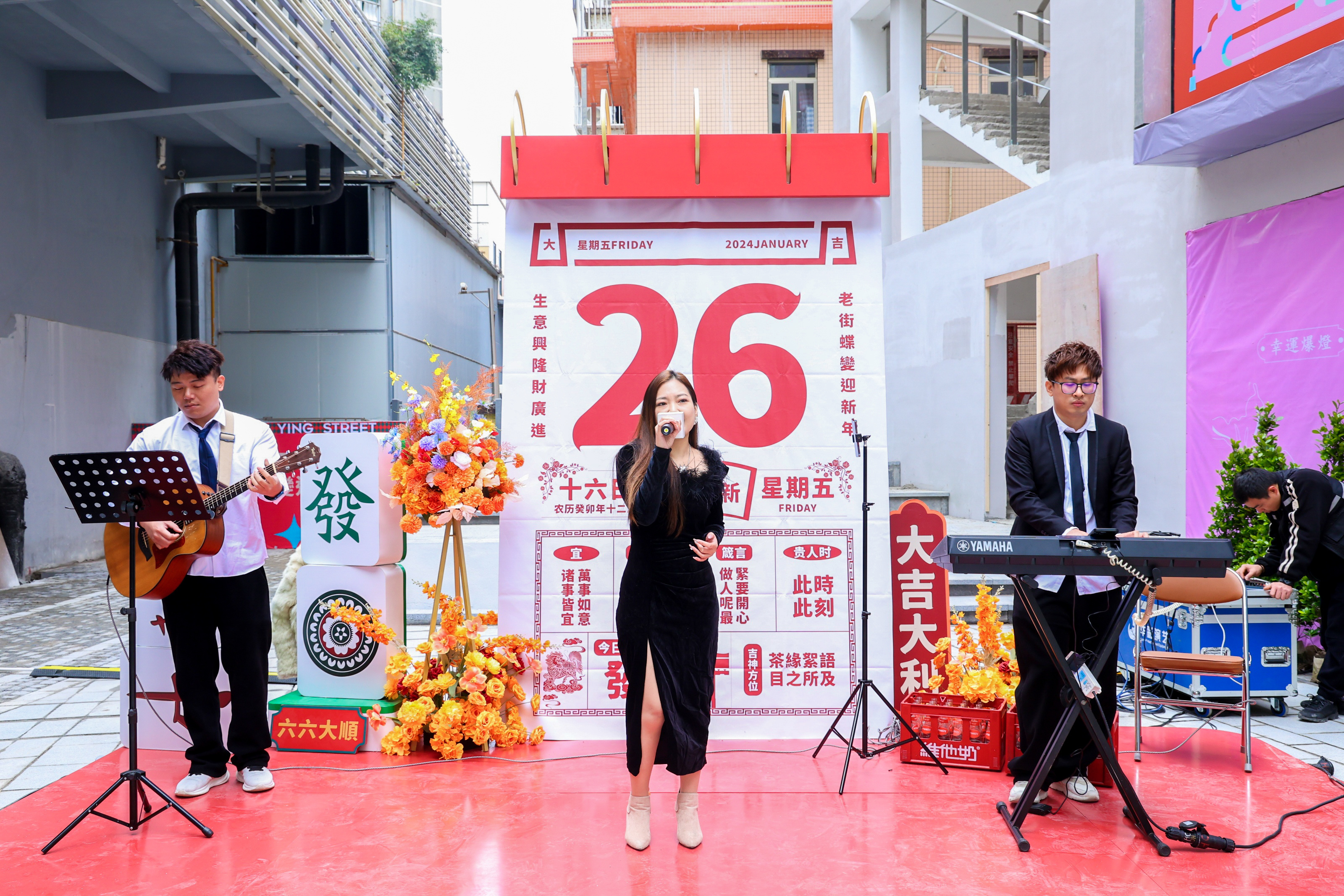 中英街上的歌唱表演。深圳市盐田区官方 供图