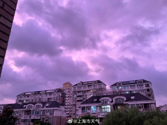 台风“贝碧嘉”到来前,天空变成紫色