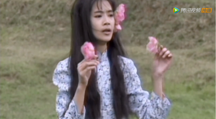 《三朵花》中，大姐自杀后，二妹发疯