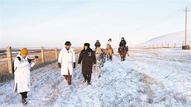 ▲“铸牢中华民族共同体意识·道中华边疆行”采访团在内蒙古呼伦贝尔边境线采访拍摄护边员的故事。 道中华边疆行摄制组供图