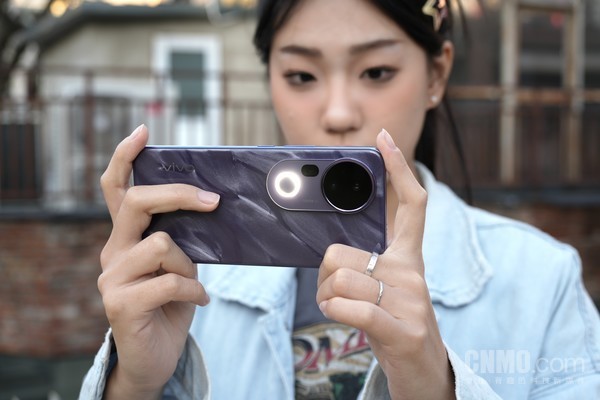 vivo S20 Pro背部配备柔光灯