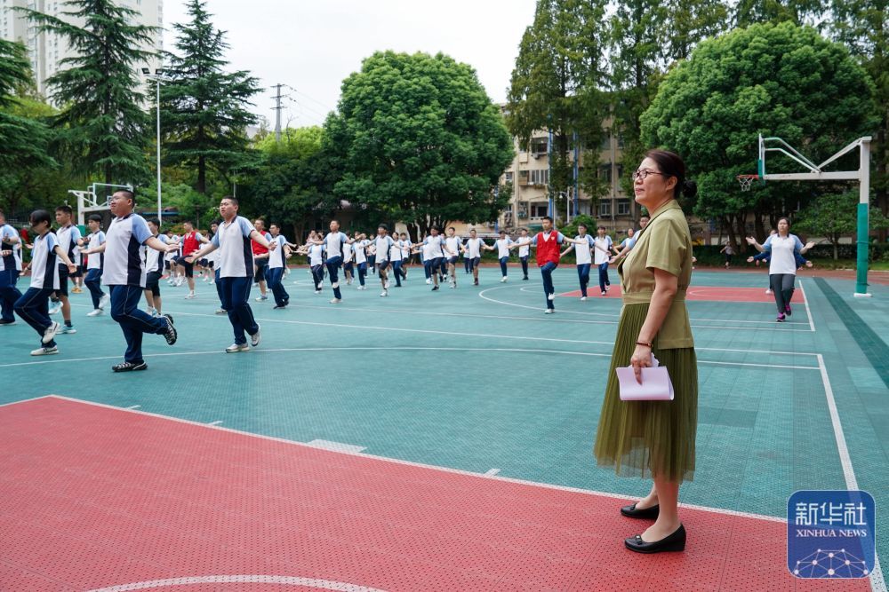 9月3日，在南京市聋人学校操场，史学军在看学生们进行阳光大课间活动。