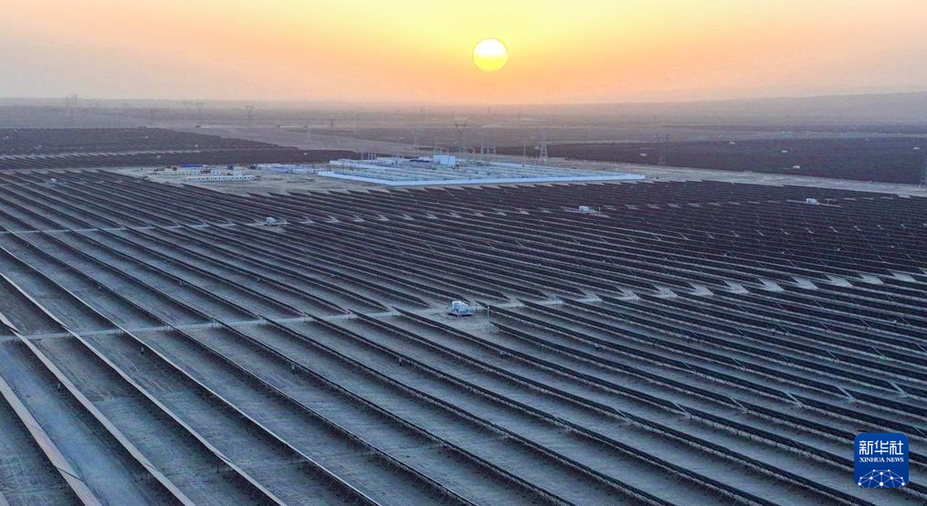 2023年11月13日拍摄的中国石油塔里木油田伽师县60万千瓦光伏发电项目（无人机照片）。新华社发（陈士兵摄）