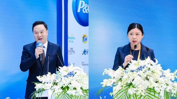 左为:商务部投资促进事务局副局长唐颂 右为:国家卫生健康委科学技术研究所研究员贺媛