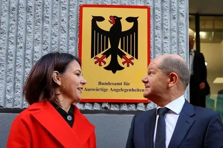 ◆朔尔茨与外交部长贝尔伯克(左),她在联盟政府中代表绿党。
