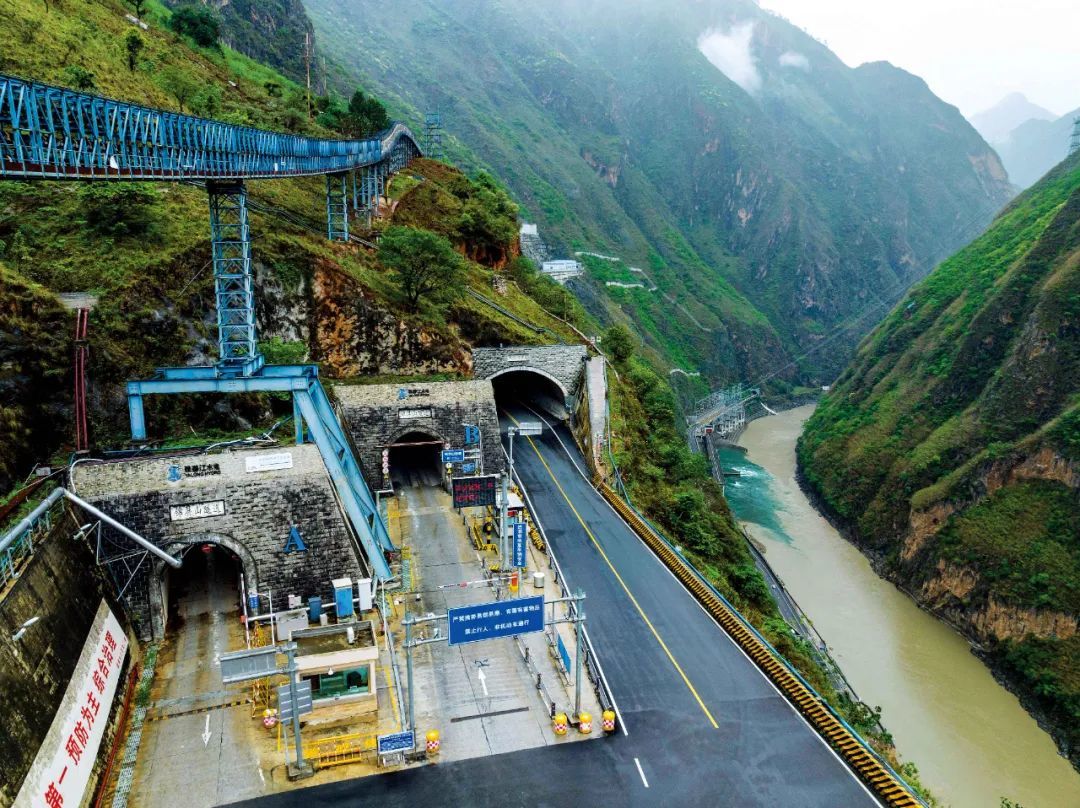 2023年7月,中国锦屏地下实验室所在的锦屏山隧道口以及旁边的雅砻江。图/新华