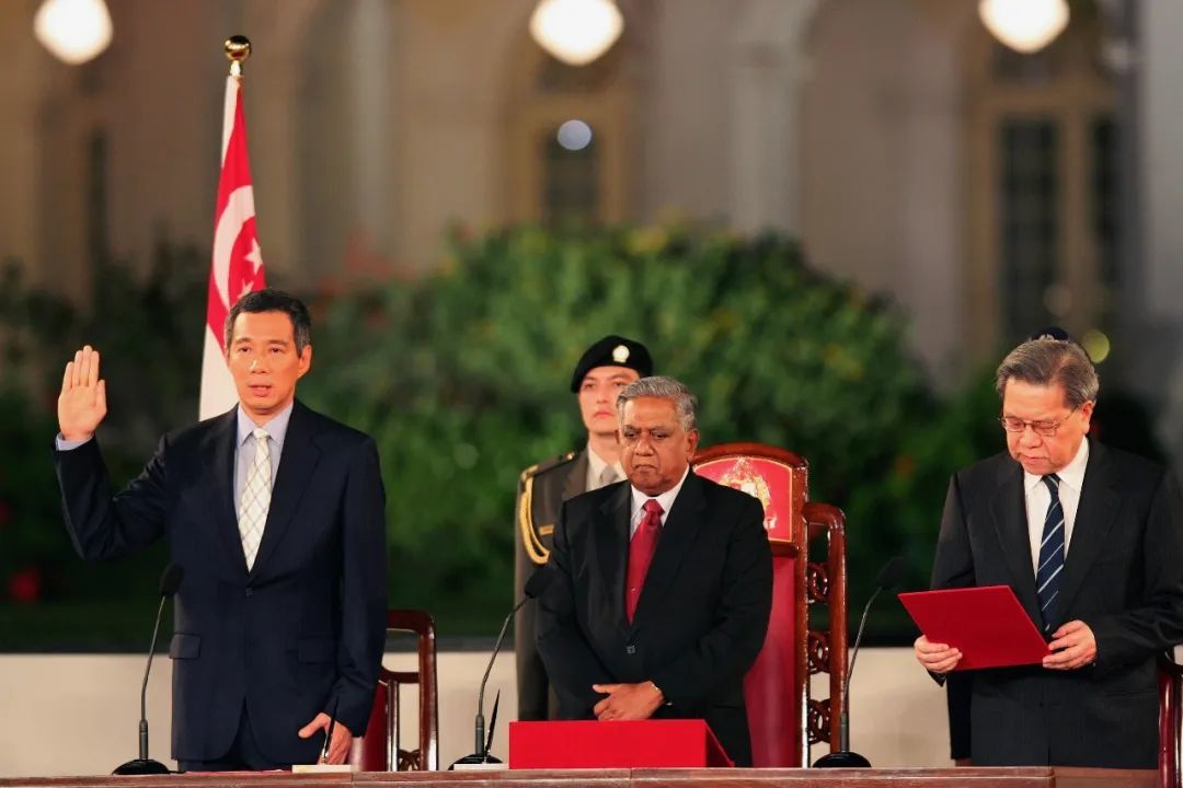 ·2004年8月12日，李显龙（左一）正式宣誓就职。
