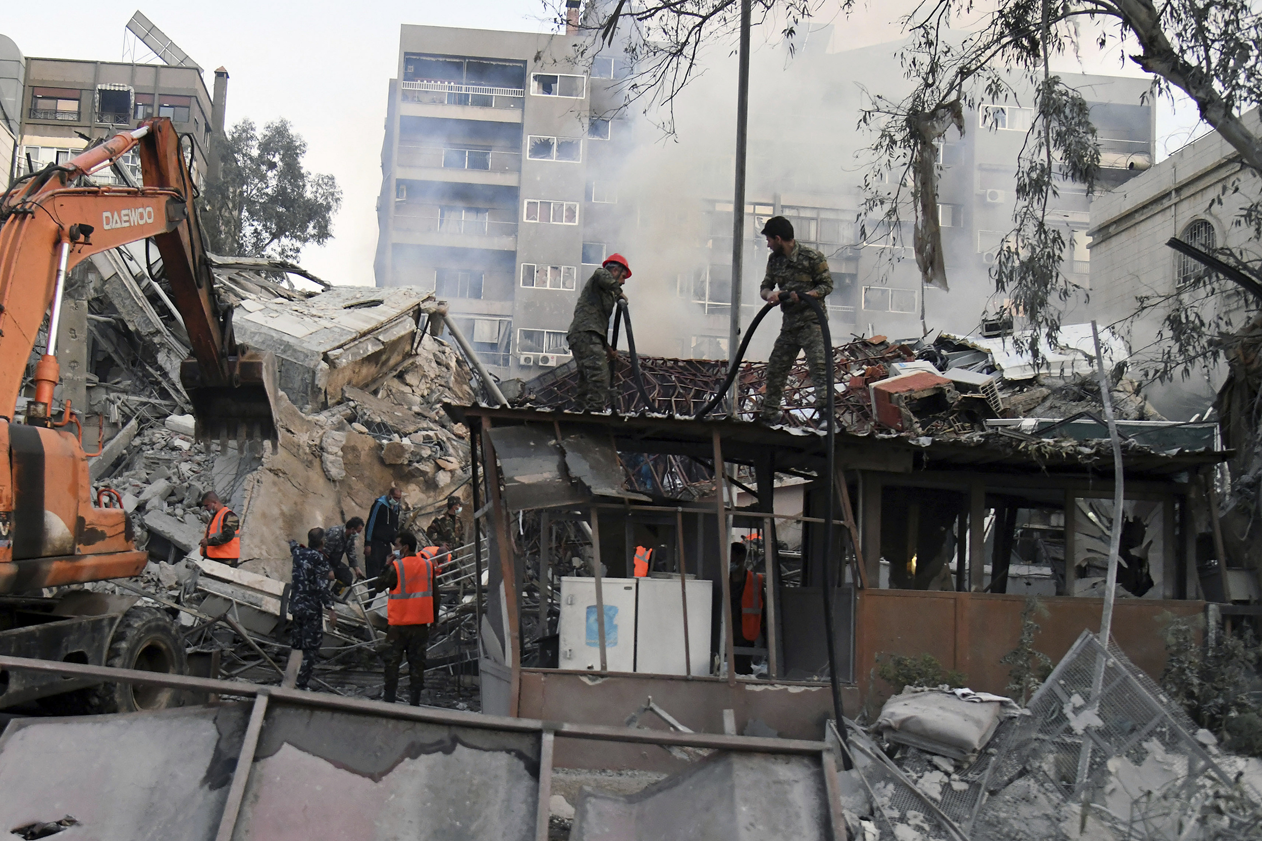当地时间2024年4月1日，叙利亚大马士革，紧急救援人员正在清理被炸毁的建筑物的废墟。视觉中国 图