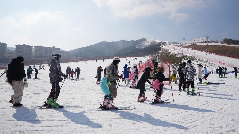2024年2月7日，在山东龙口南山国际滑雪场，众多滑雪爱好者在体验冰雪运动。新华社记者 吴飞座 摄