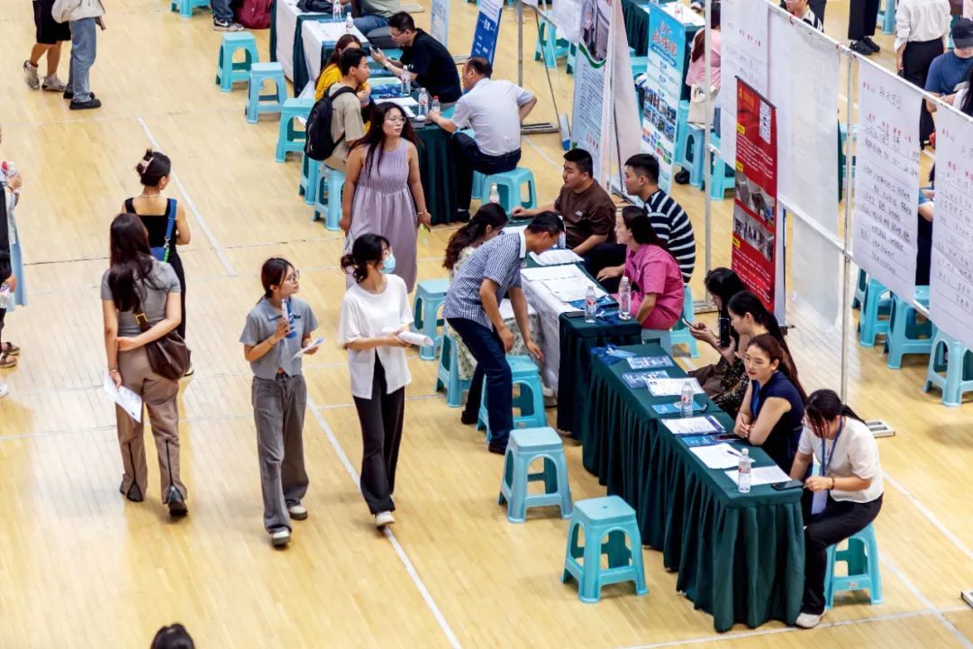 2024年5月24日，郑州大学内的一场校园招聘会。图/视觉中国
