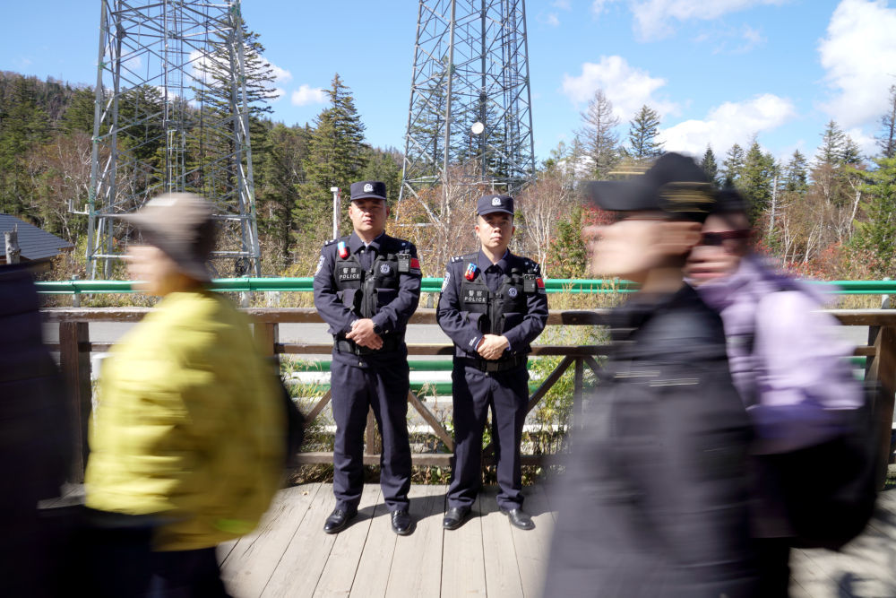 吉林长白山边境管理支队民警在景区游客密集处执勤。