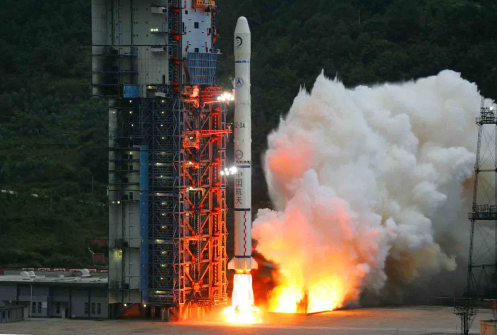2007年10月24日18时05分，搭载着我国首颗探月卫星嫦娥一号的长征三号甲运载火箭在西昌卫星发射中心三号塔架点火发射。新华社记者 李刚 摄