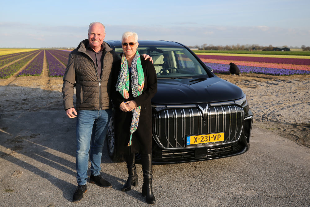 3月25日，荷兰消费者埃里克&middot;赞德贝亨和他的妻子埃伦在岚图汽车前合影。新华社记者赵丁喆摄