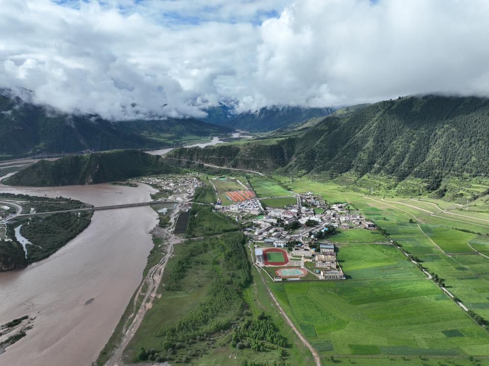 这是7月25日拍摄的昌都市卡若区嘎玛乡里土村风景。新华社发 次旦顿珠 摄