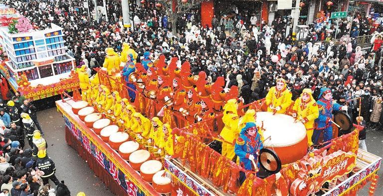 2月21日，甘肃庄浪县举办“龙腾盛世·欢乐庄浪”第二十届民间文化艺术节，精彩纷呈的文艺表演为群众奉上文化大餐。王 毅摄（中经视觉）