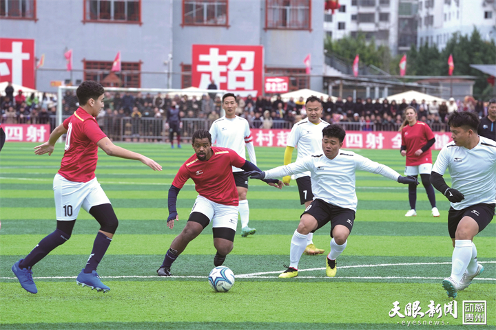 2月26日，在中法青年友谊赛，榕江村超联队球员与法国人民援助会队球员在比赛中拼抢。 图 云俊.jpg