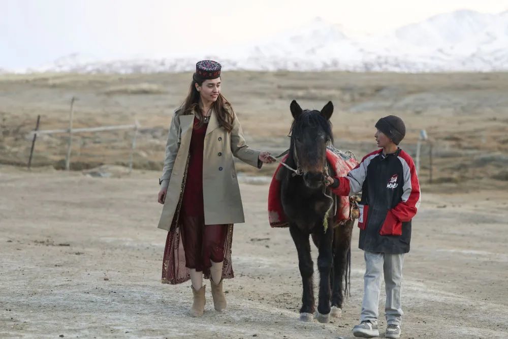 在新疆塔什库尔干塔吉克自治县瓦恰乡夏布孜喀拉村，艾尔开牙·多力开（左）和一名同村的初中生聊外面的世界。