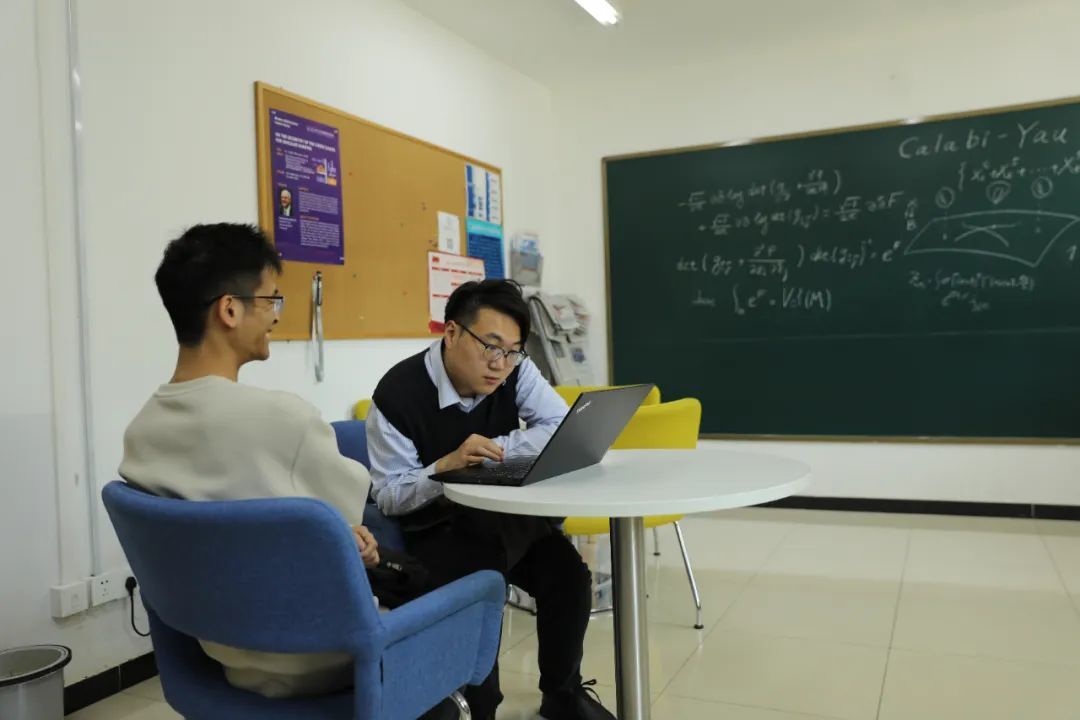 清华大学丘成桐数学科学中心，正在研究课题的学生。摄影/本刊记者 张旭