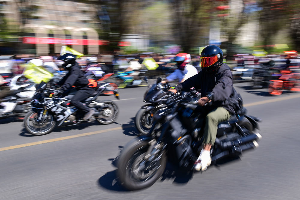 ↑这是4月30日在新疆乌鲁木齐市举行的巡游活动上拍摄的摩托机车方阵。