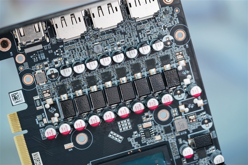 超静音的白色显卡!索泰RTX 4070 Ti SUPER TRINITY OC月白评测: 罕见高频率