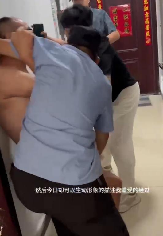 被懷疑往樓下扔垃圾，男子稱遭物業(yè)闖入家中強行拖出，警方介入