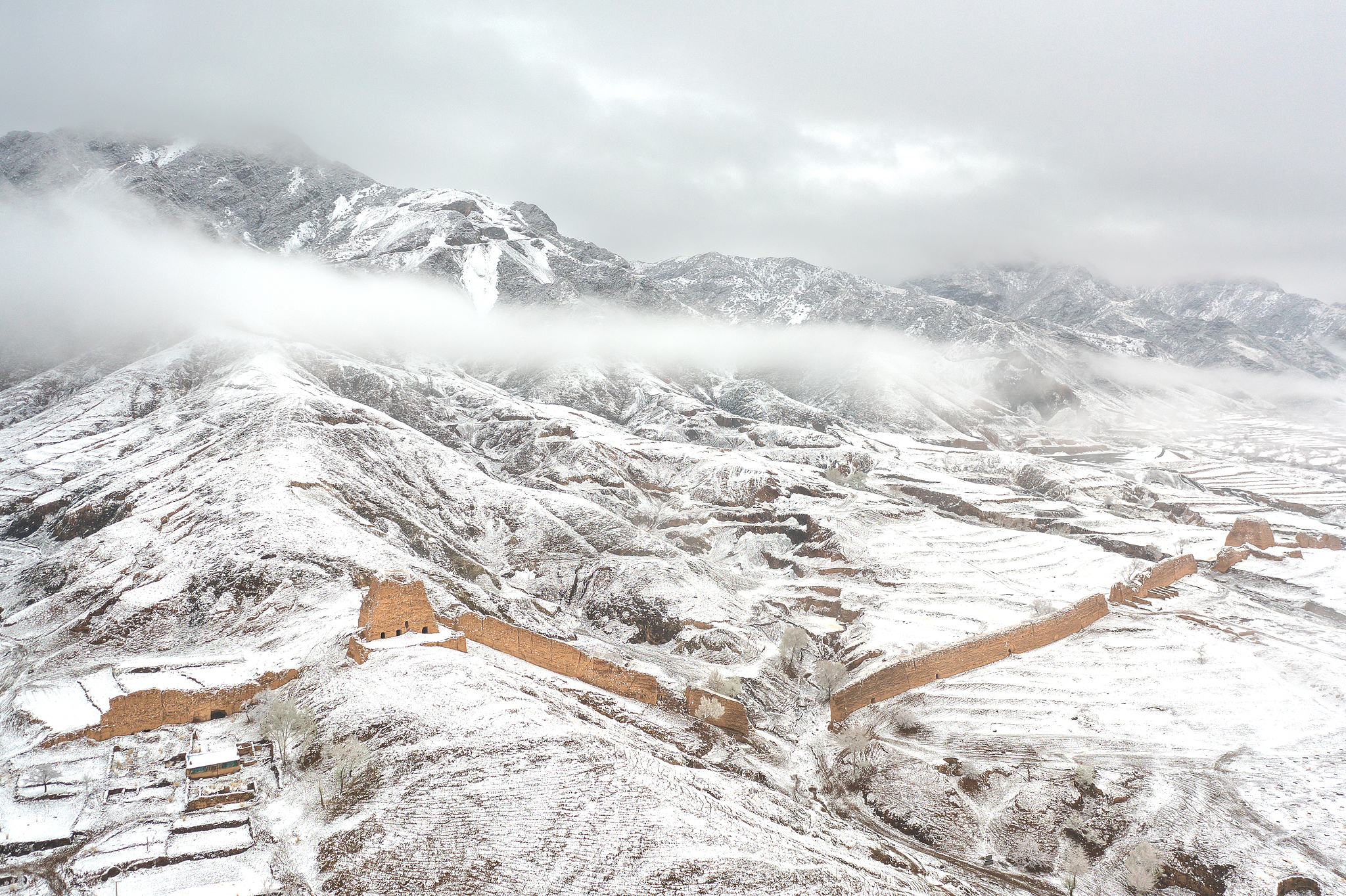 2023年4月21日，山西大同，阳高县长城一号旅游公路雪景。 视觉中国 图