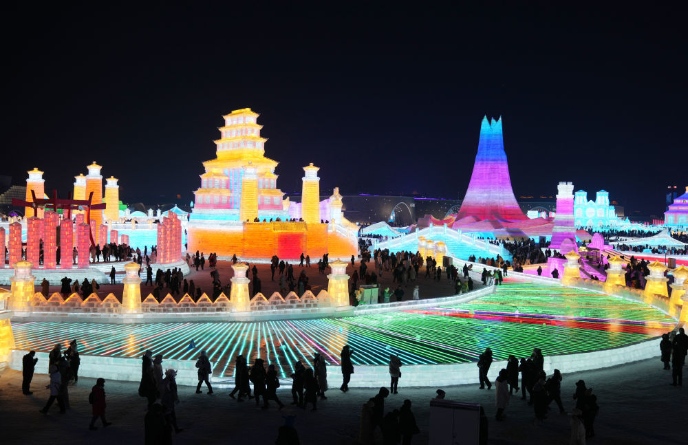 2023年12月18日,游客在哈尔滨冰雪大世界园区内游玩。新华社记者 王建威 摄
