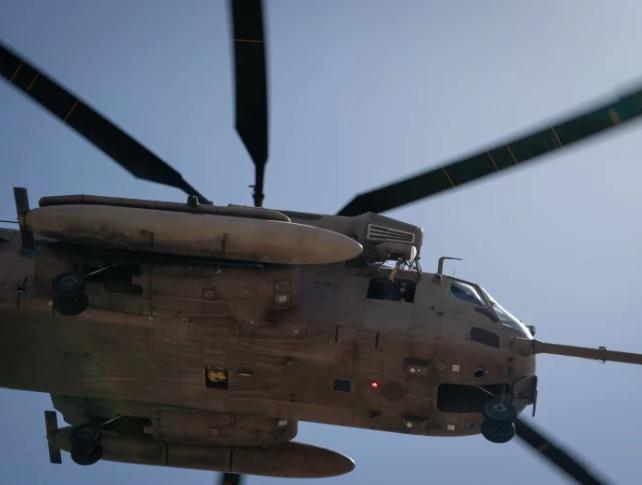 以色列人质搭乘的军用直升机抵达以境内医疗中心上空。图/美全国公共广播电台