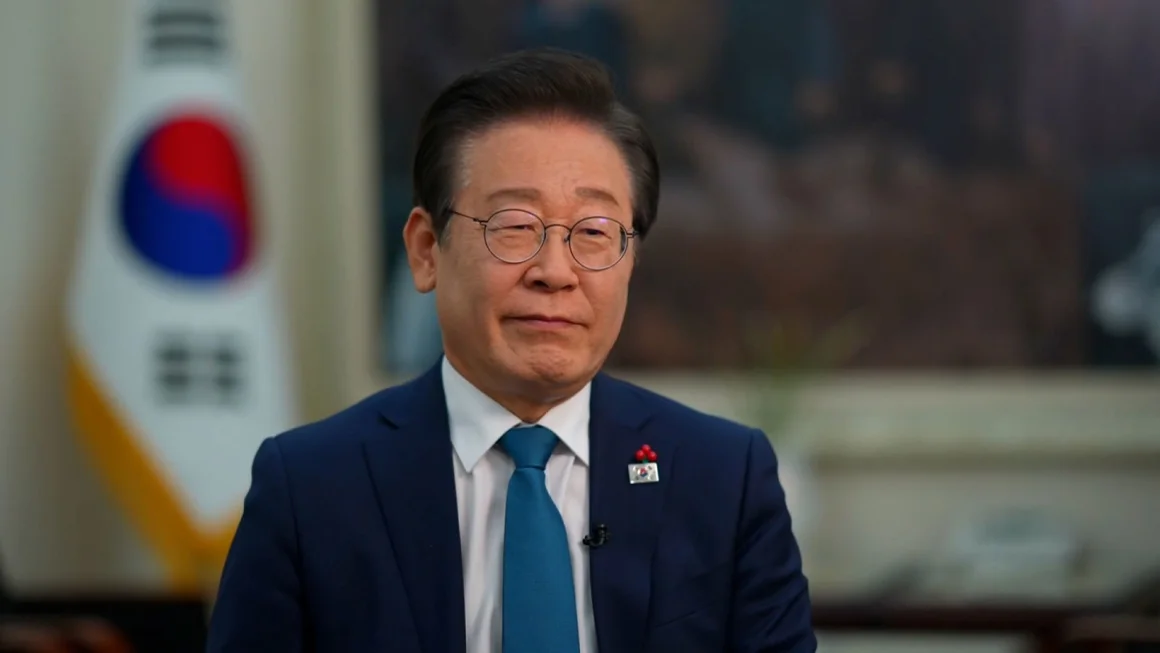 12月5日，李在明在韩国首尔接受CNN采访。图源：美媒