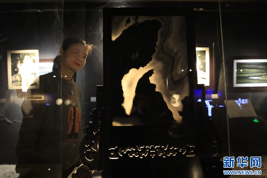 大理石方志馆里，一名游客正在观赏大理石画（摄于4月3日）。（新华网 赵普凡 摄）