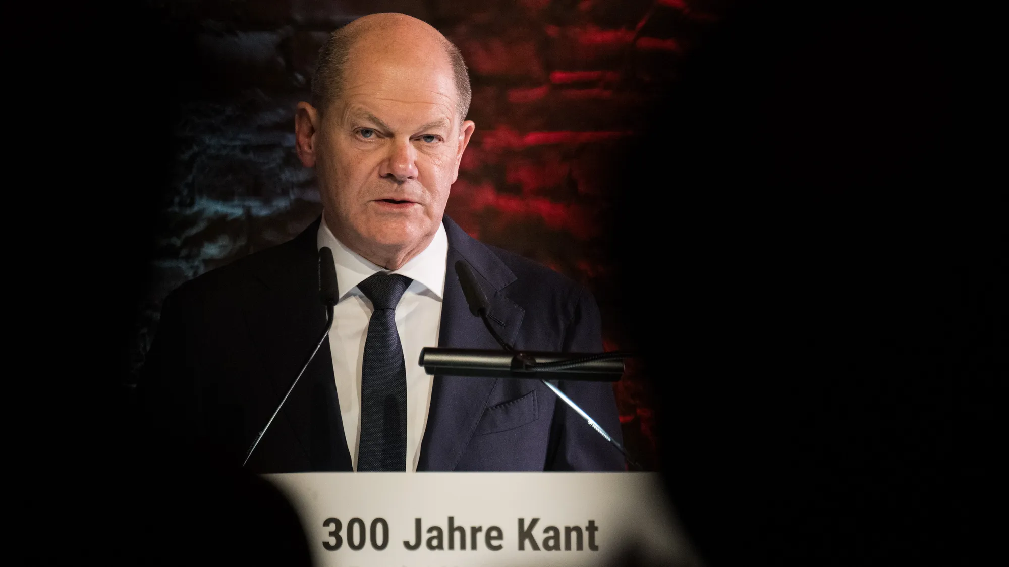 朔尔茨在柏林纪念康德诞辰300周年的活动上发表讲话 图自德国《时代周报》