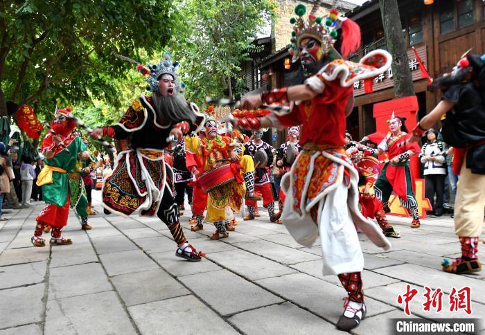 22日，来自广东潮汕英歌舞团队为2024年海峡两岸民俗文化节助阵，图为英歌舞表演。中新网记者吕明摄
