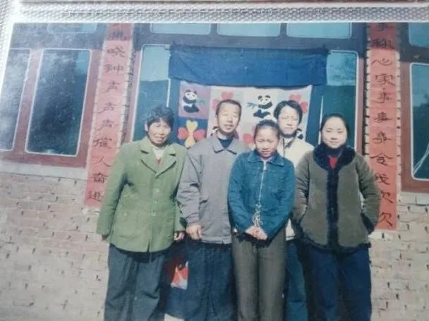 栗二有家唯一一张全家福