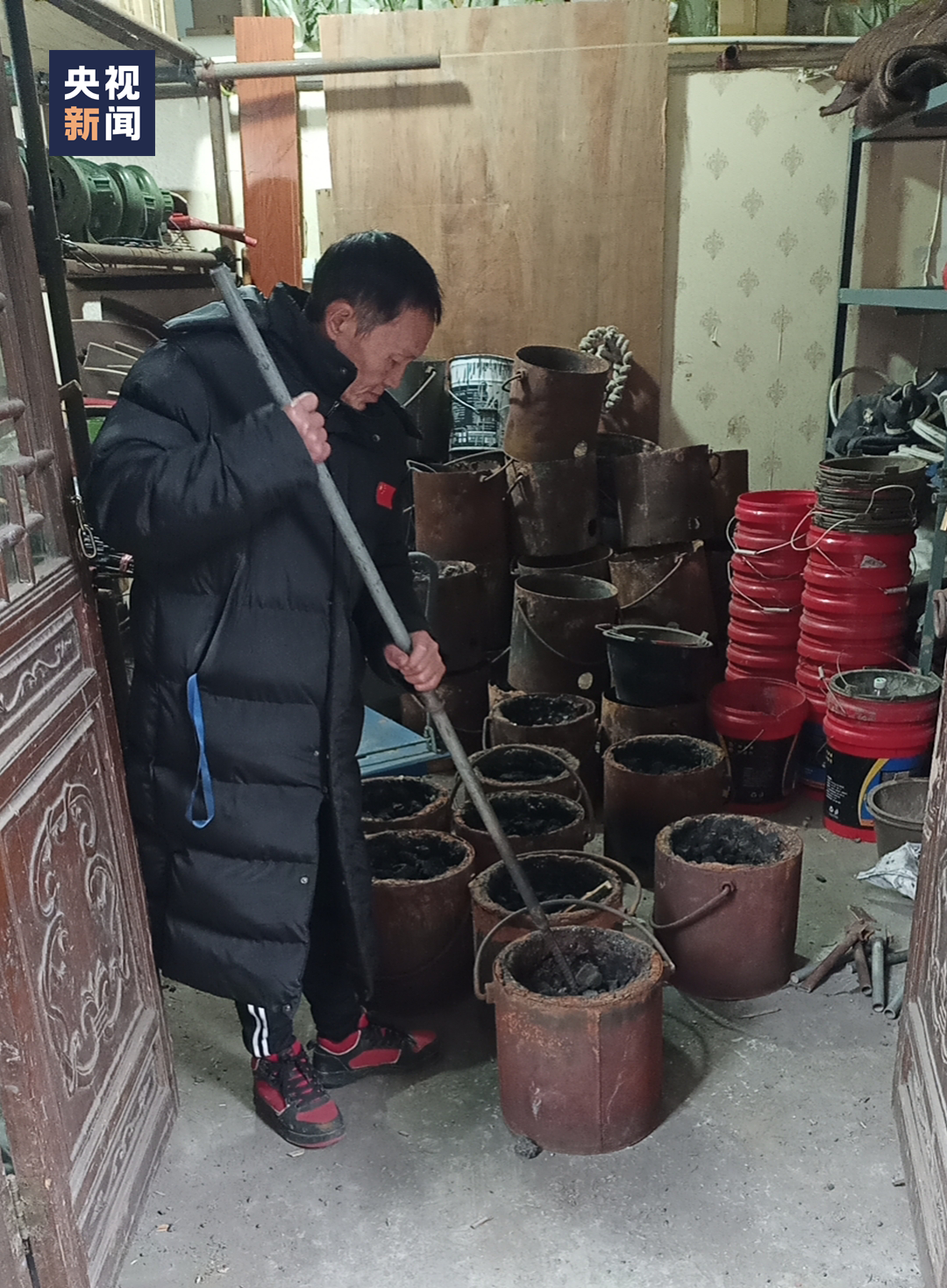 △朱华伟在做打铁花前的准备工作