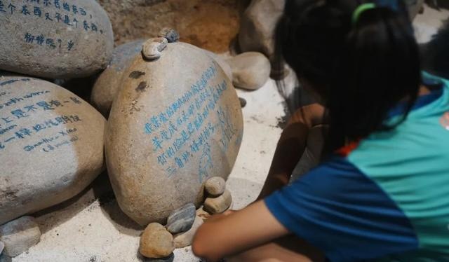 ▲ “国际儿童诗歌海滩计划”,邱志杰,2023-2024