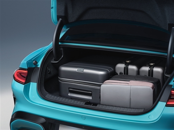 小米SU7内饰高清图公布!坚持保留物理按键 二排空间超宝马5系