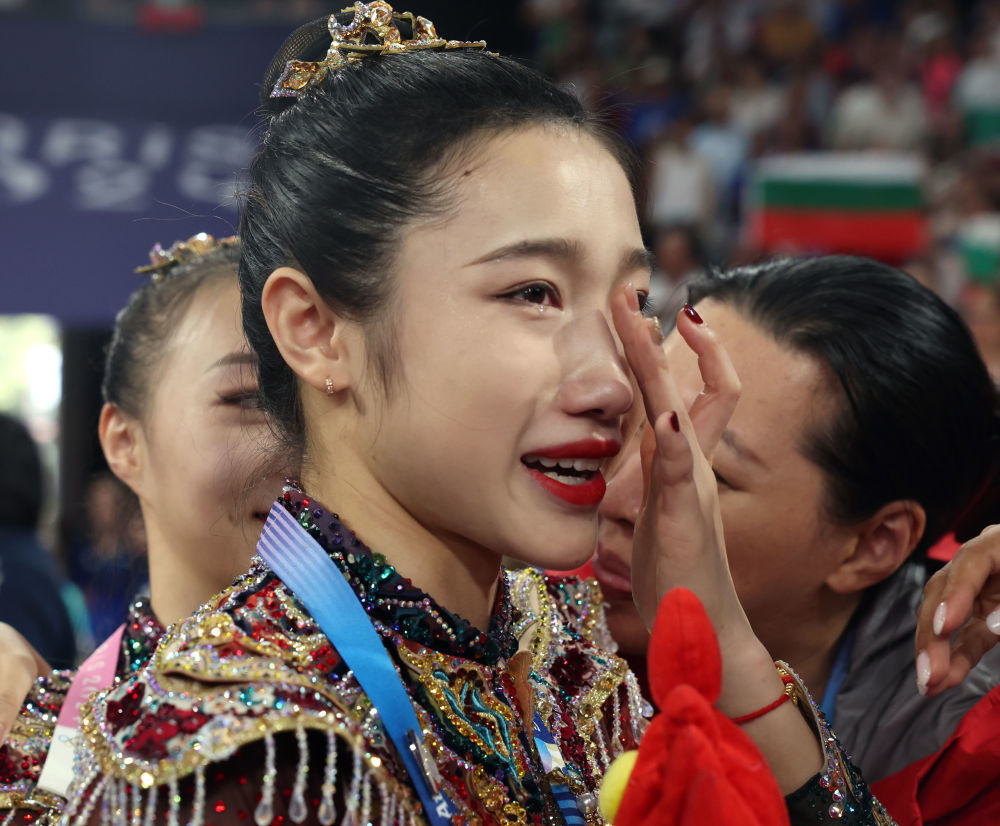 ↑8月10日,中国队夺得艺术体操项目集体全能金牌。赛后,队员们激动落泪。