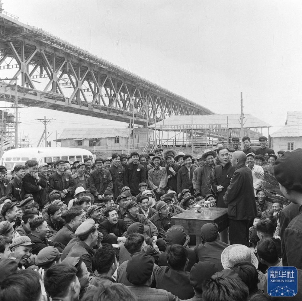 1957年4月，著名相声演员侯宝林、郭启儒于武汉长江大桥合龙前夕，在工地向工人们作慰问演出。新华社发