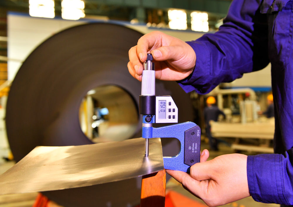 ↑在广西柳州市柳钢集团冷轧厂，工作人员展示厚度为0.15毫米的冷轧带钢（5月10日摄）。新华社记者 金皓原 摄