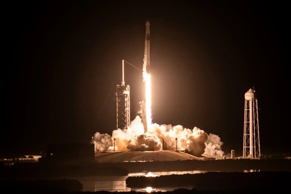 SpaceX一手猎鹰火箭发射龙飞船：13次送53名航天员入太空