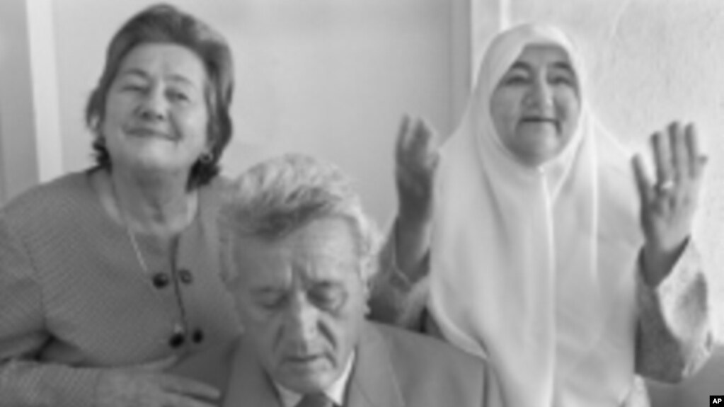 二战期间，阿尔巴尼亚穆斯林家庭卡扎兹一家收留保护犹太裔科伦诺默斯一家，使后者免于纳粹屠杀